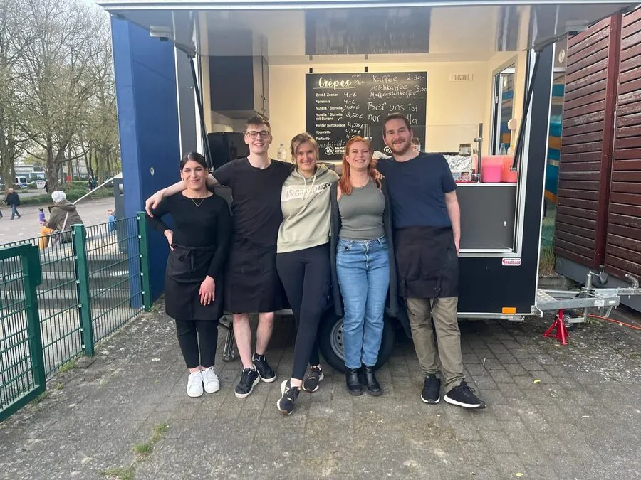 Baltic Kitchen Crew – Team vor der mobilen Food Box