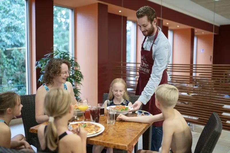 Baltic Kitchen Crew - Aquarella Bistro - Kellner serviert Speisen